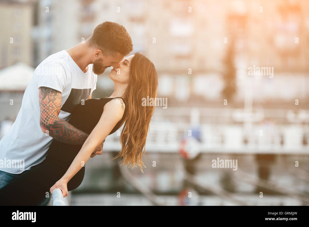 paar küssen vor dem Hintergrund der Stadt Stockfoto