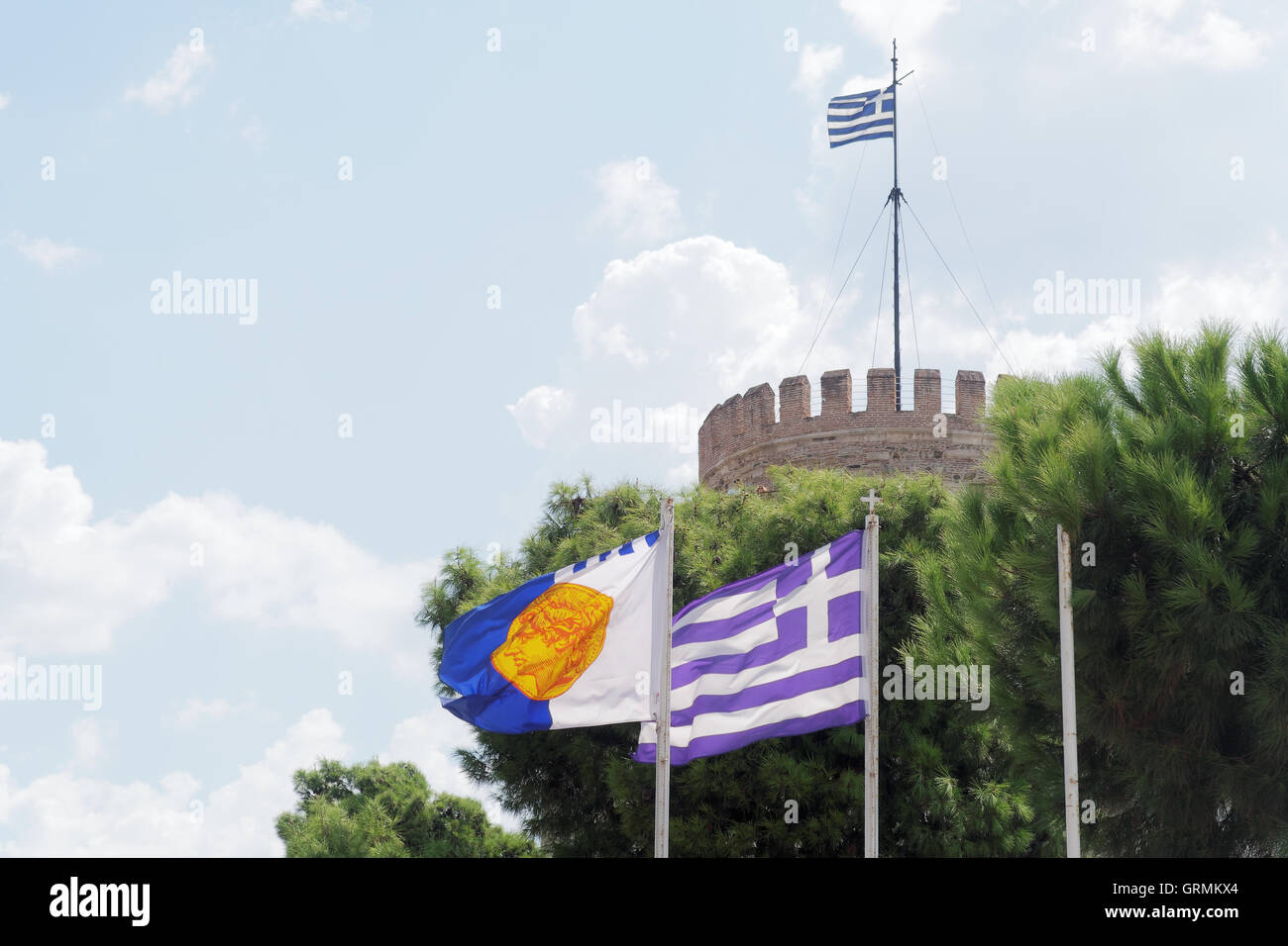Thessaloniki, Griechenland Gemeinde- und griechische Flagge. Stockfoto