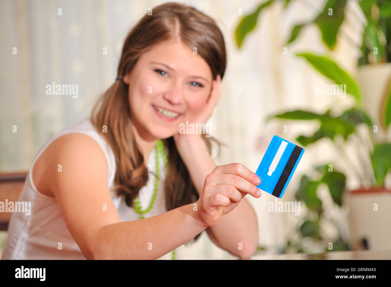 Teengirl mit leeren Kreditkarte Stockfoto