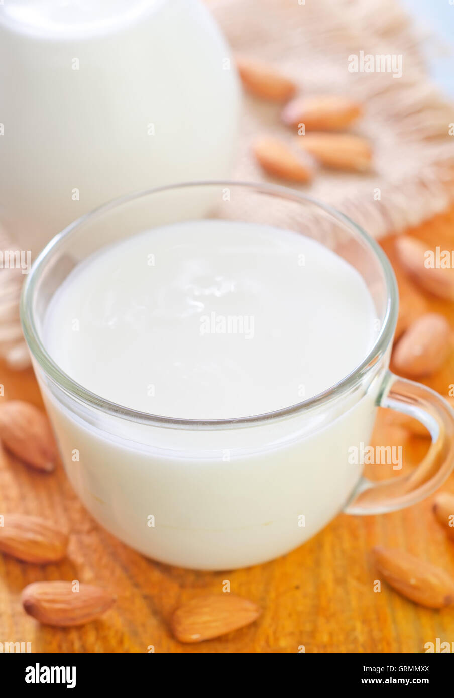Milch mit almond╤ü Stockfoto