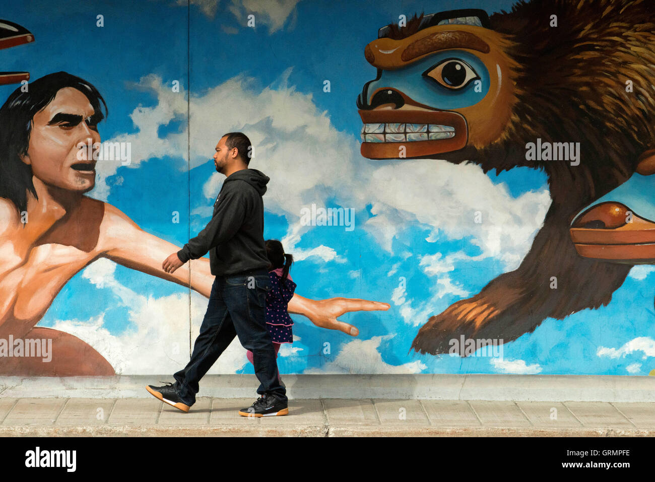 Wandbild von Bill Ray "Raven Discovering Menschheit in eine Muschel" am Straßenrand in der Innenstadt, Juneau. Alaska. USA. Tlingit-Geschichte Stockfoto