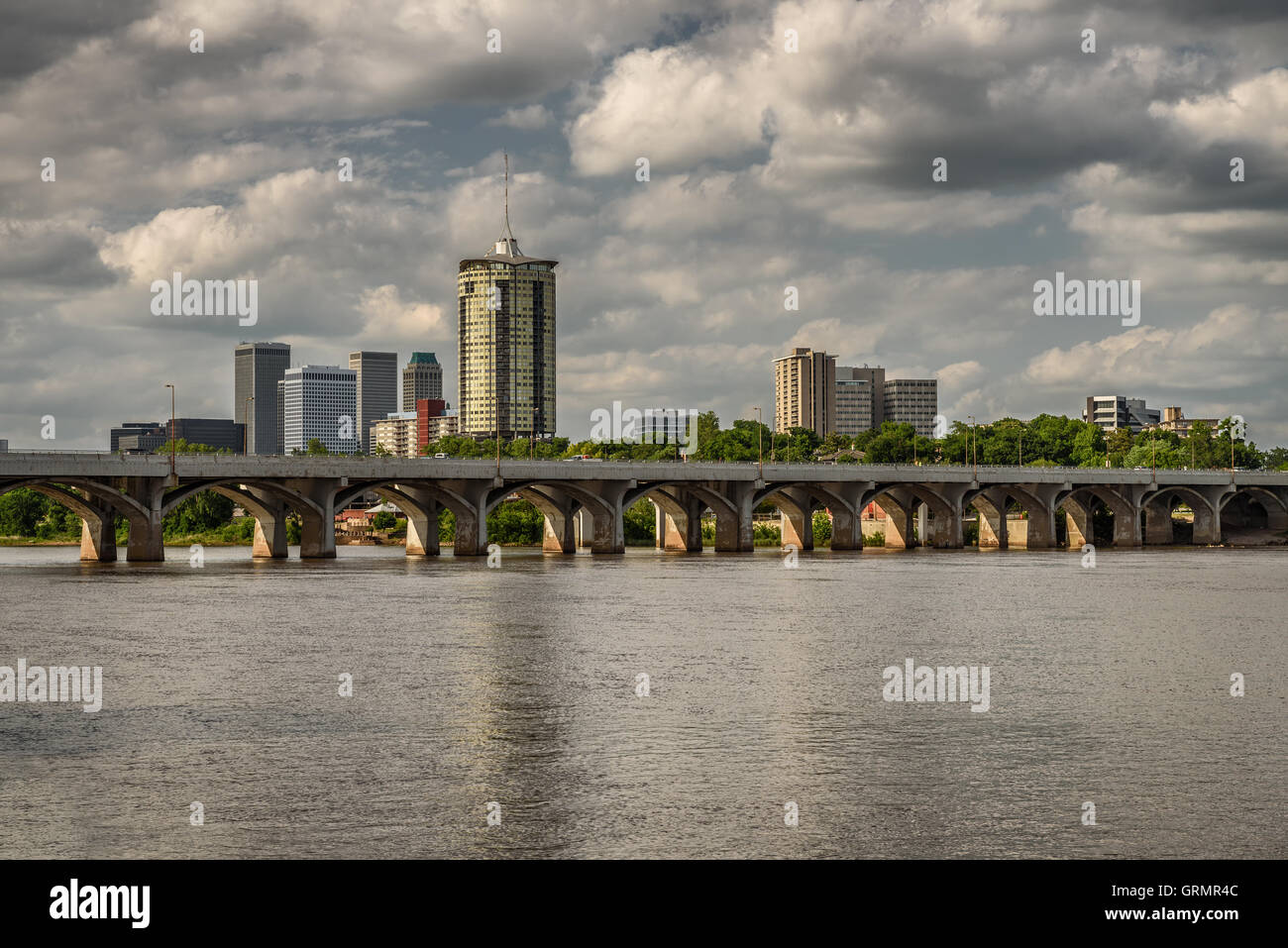 Skyline von Tulsa, Oklahoma, Arkansas Fluss im Vordergrund Stockfoto