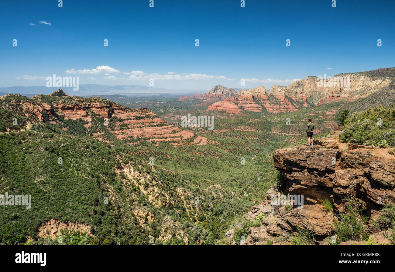 Wanderer stehen an den Schnebly Hill Vista übersehen, in der Nähe von Sedona, Arizona Stockfoto