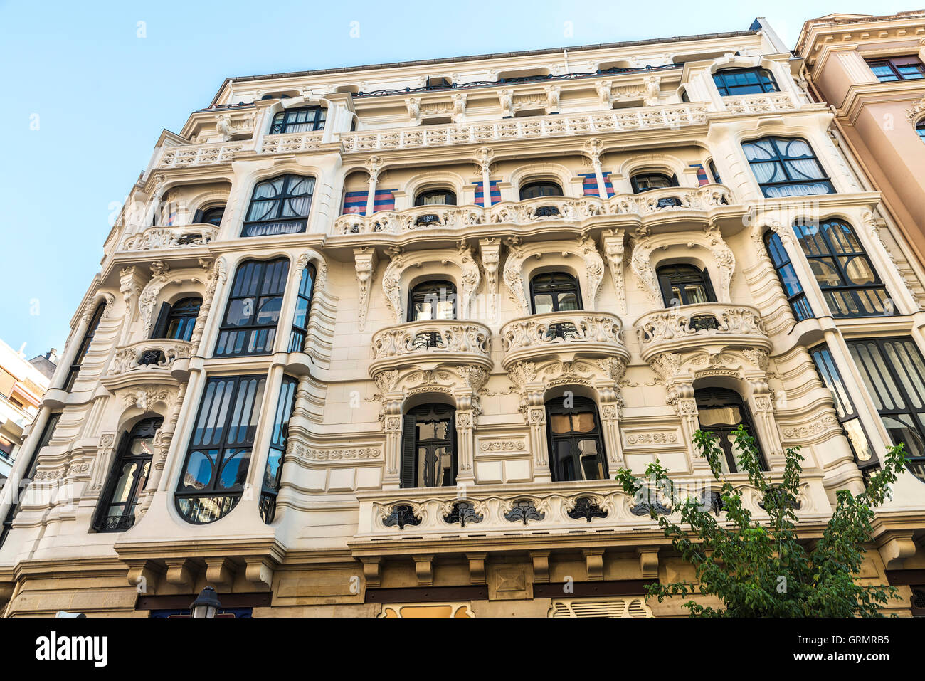 Fassade des klassischen Wohnhaus in Bilbao, Spanien Stockfoto