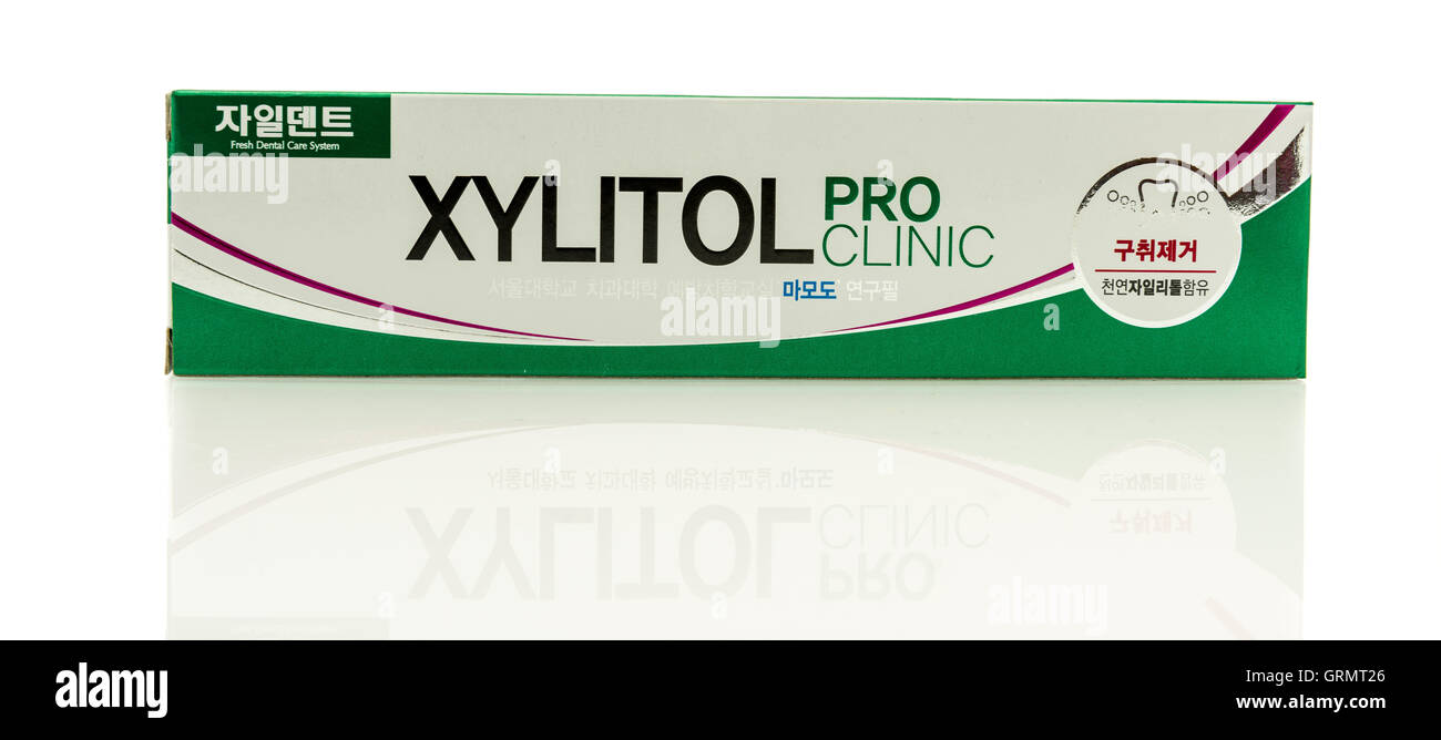 Winneconne, Wisconsin - 3. September 2016: Box von Xylit pro Klinik Zahnpasta auf einem isolierten Hintergrund. Stockfoto