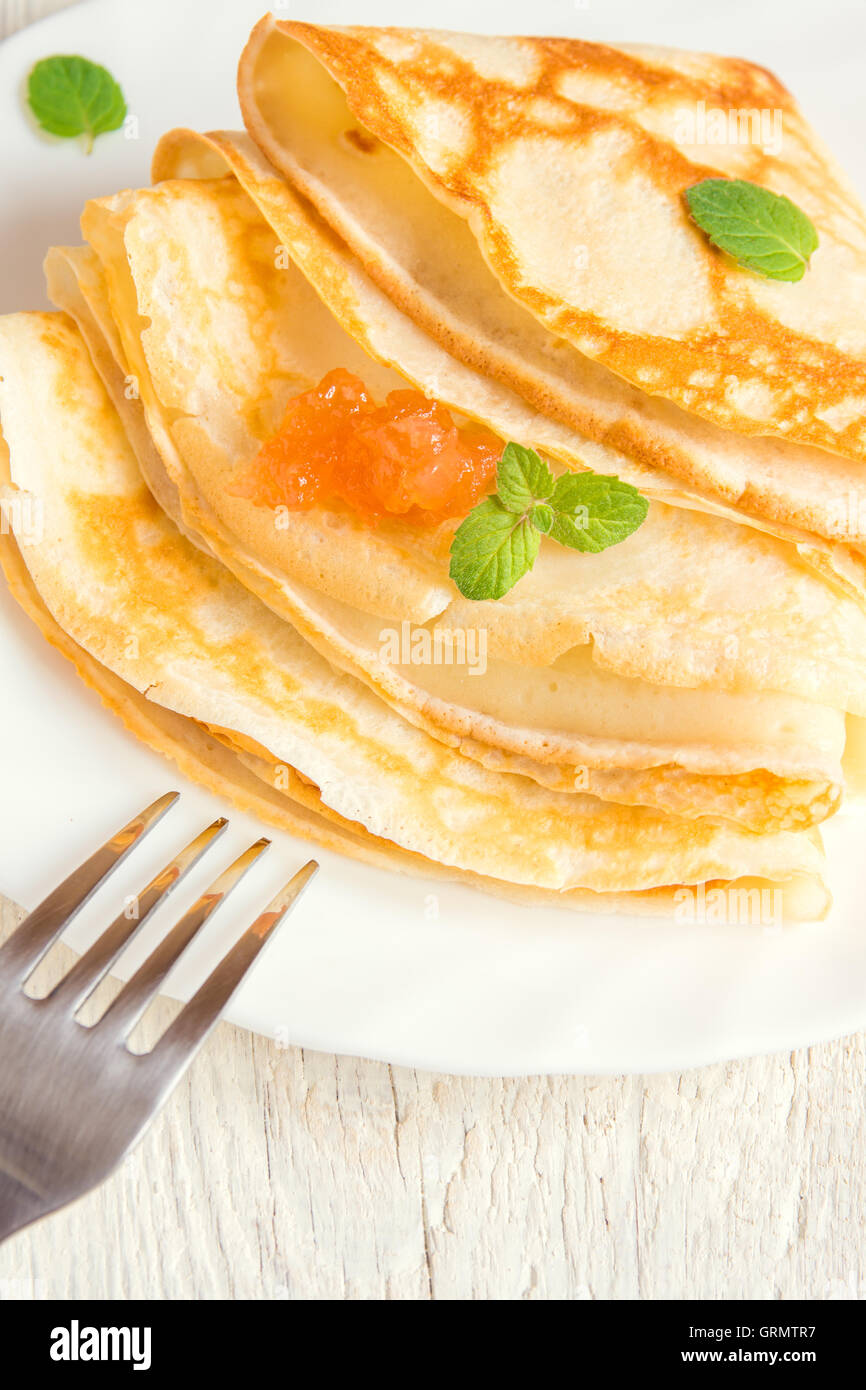 Pfannkuchen mit Apfel Marmelade und Minze auf weißen Teller Stockfoto