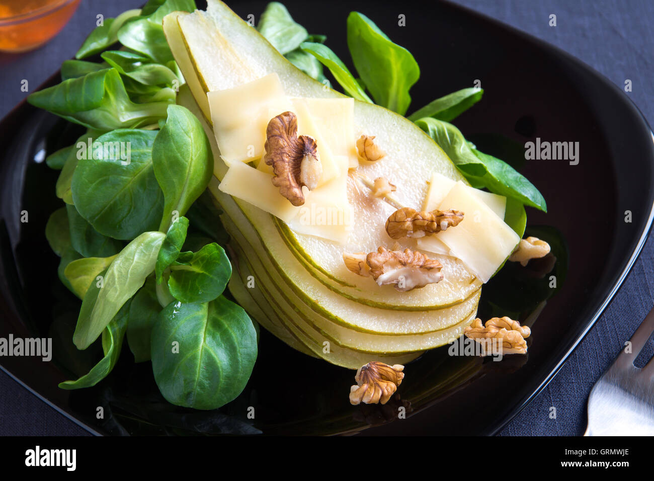 Birnen-Salat mit Parmesan-Käse und Walnüssen Stockfoto
