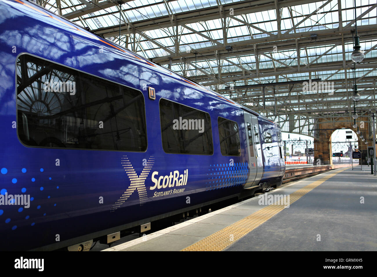 GLASGOW, SCOTLAND, UK - 12. Juli 2013: A ScotRail Zug am Bahnsteig an der Queen Street Station in Glasgow. Stockfoto