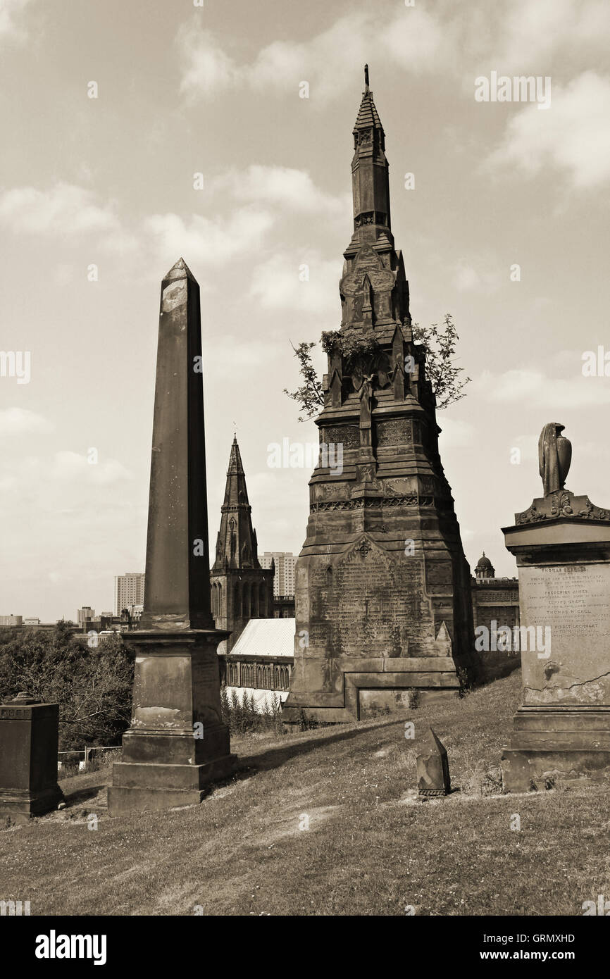 Gräber auf dem Friedhof in Glasgow, Schottland Stockfoto