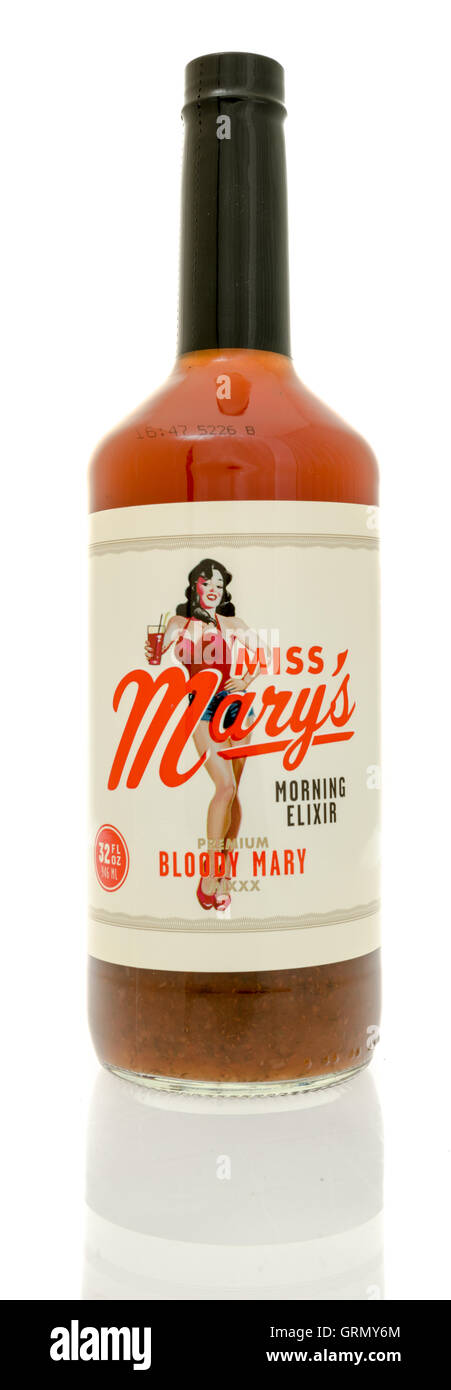 Winneconne, Wisconsin - 29. Juli 2016: Flasche von Miss Marys Bloody Mary Mix auf einem isolierten Hintergrund. Stockfoto