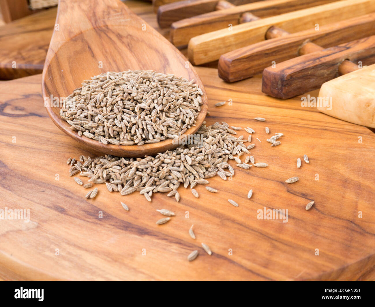 Kümmel in der Holzlöffel auf dem Oliven Holz Schneidebrett Stockfoto