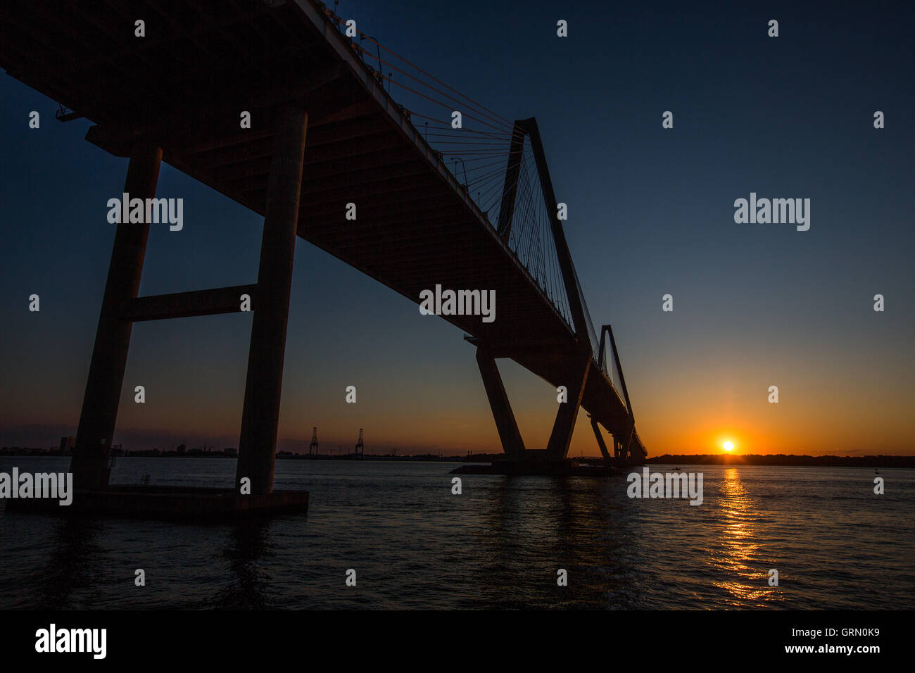 Sonnenuntergang am Ravenel Bridge in Charleston, S.C. Nutzung der Sonnenfinsternis Geschichte. Stockfoto