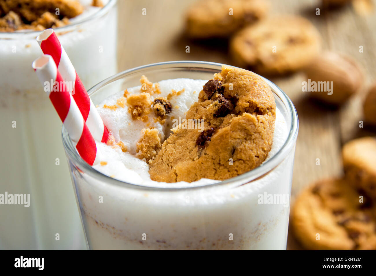 Hausgemachter Milchshake mit Schokolade-chips Cookies und Nüssen auf rustikalen Holztisch hautnah Stockfoto