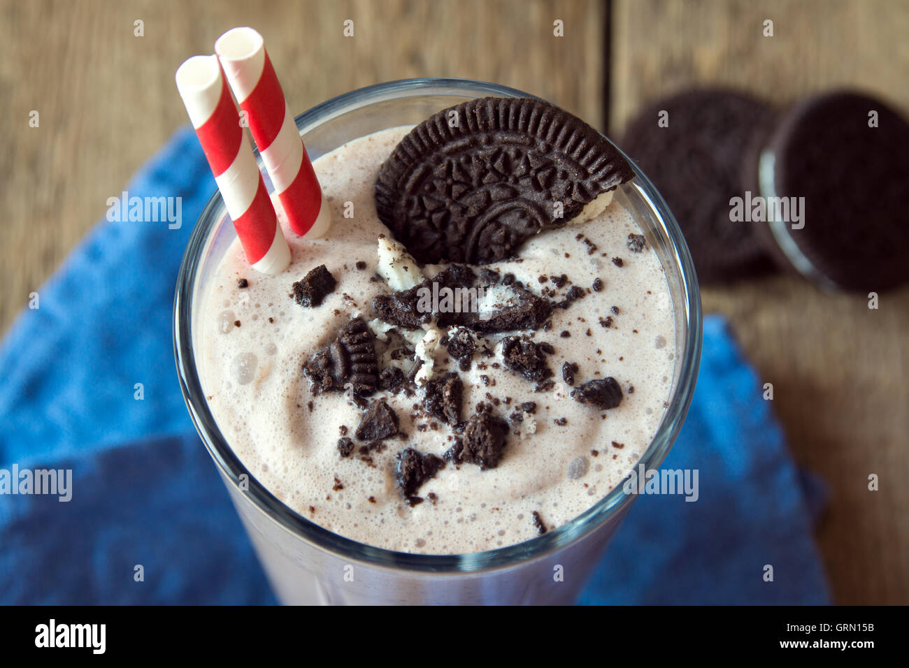 Hausgemachter Milchshake (Schokolade Smoothie) mit Cookies auf rustikalen Holztisch hautnah Stockfoto