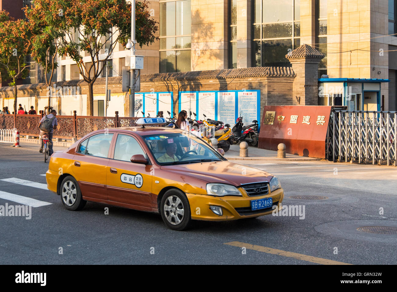 Die offiziellen Taxis in Peking kommen in einer Reihe von Farbkombinationen. Stockfoto