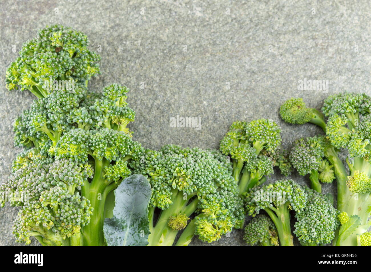 Frische und gesunde Brokkoli am Steintisch Stockfoto