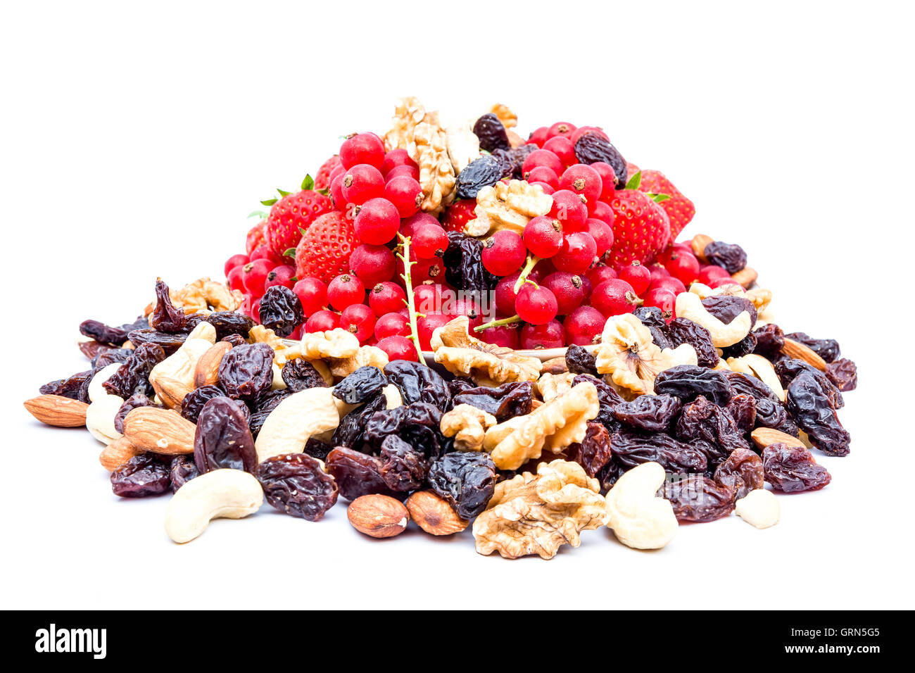 ein Teller mit Obst Erdbeere, rote Beeren und Nüssen Stockfoto
