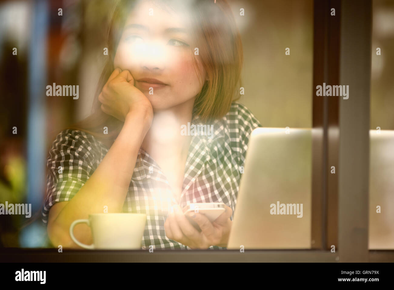 Asia Frau sitzt am Stehtisch, entspannen, Zeit, Urlaub Konzept. Stockfoto