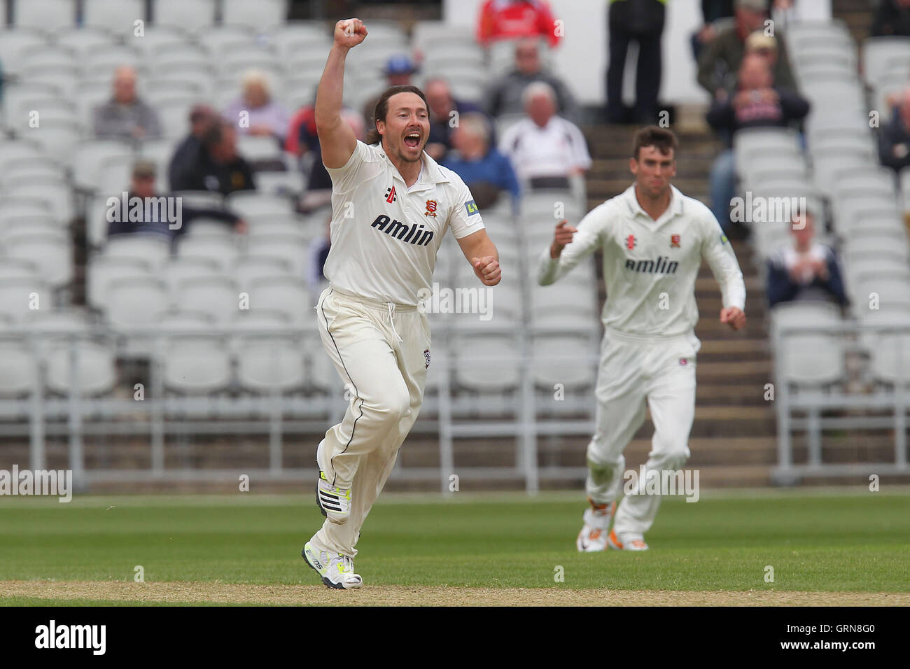 Graham Napier von Essex feiert das Wicket von Steven Croft - Lancashire CCC Vs Essex CCC - LV County Championship Division zwei Cricket im Emirates Old Trafford, Manchester - 05.08.13 Stockfoto