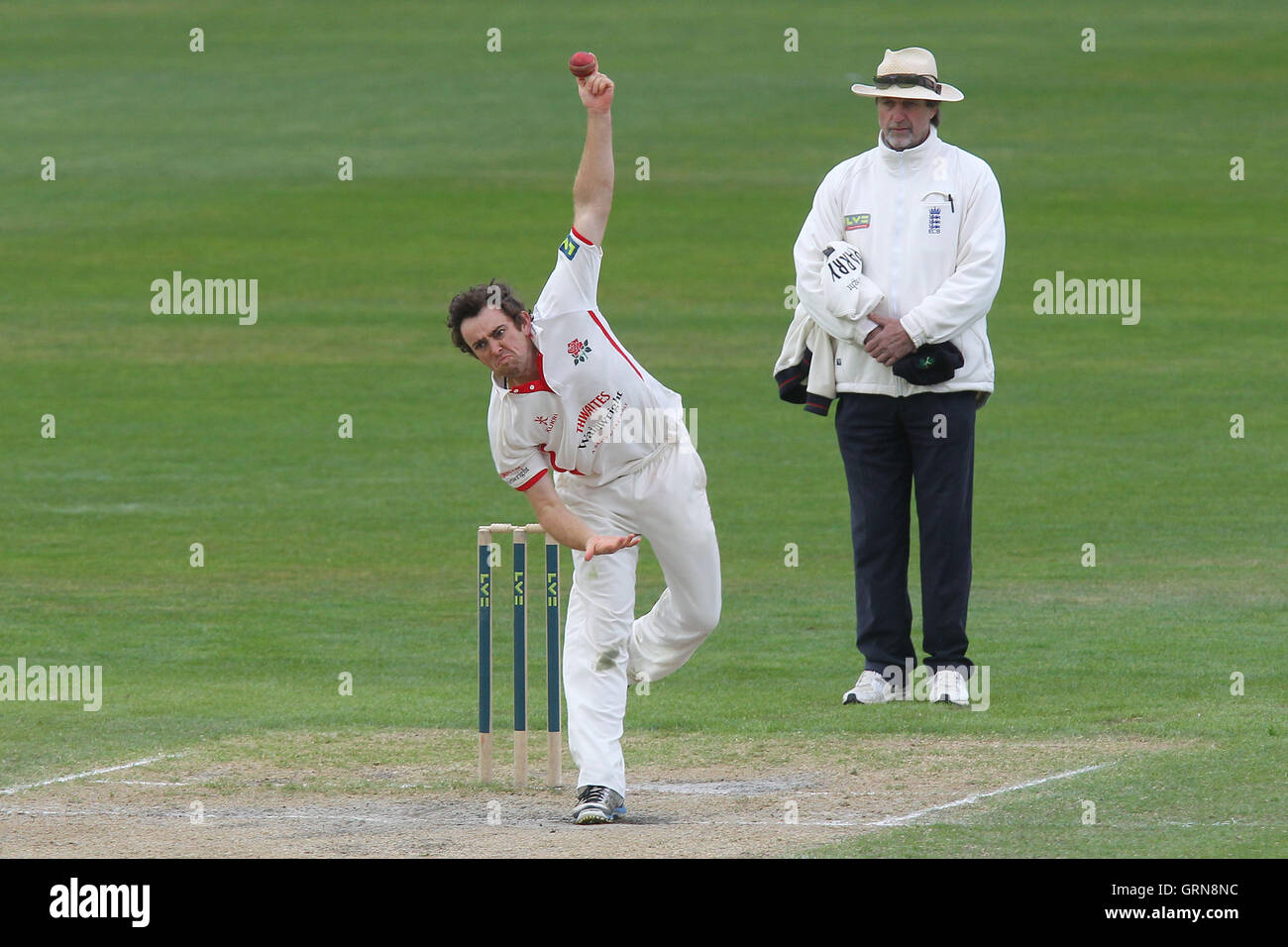 Stephen Parry in bowling Aktion für Lancashire - Lancashire CCC Vs Essex CCC - LV County Championship Division zwei Cricket im Emirates Old Trafford, Manchester - 05.09.13 Stockfoto