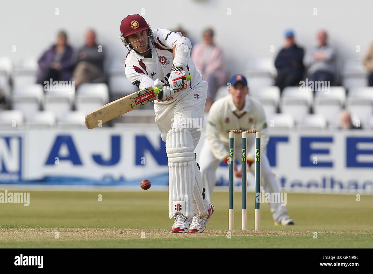 Kyle Coetzer in Aktion für Northants - Northamptonshire CCC Vs Essex CCC - LV County Championship Division zwei Cricket auf dem County Ground, Northampton - 17.04.13 zu zucken Stockfoto