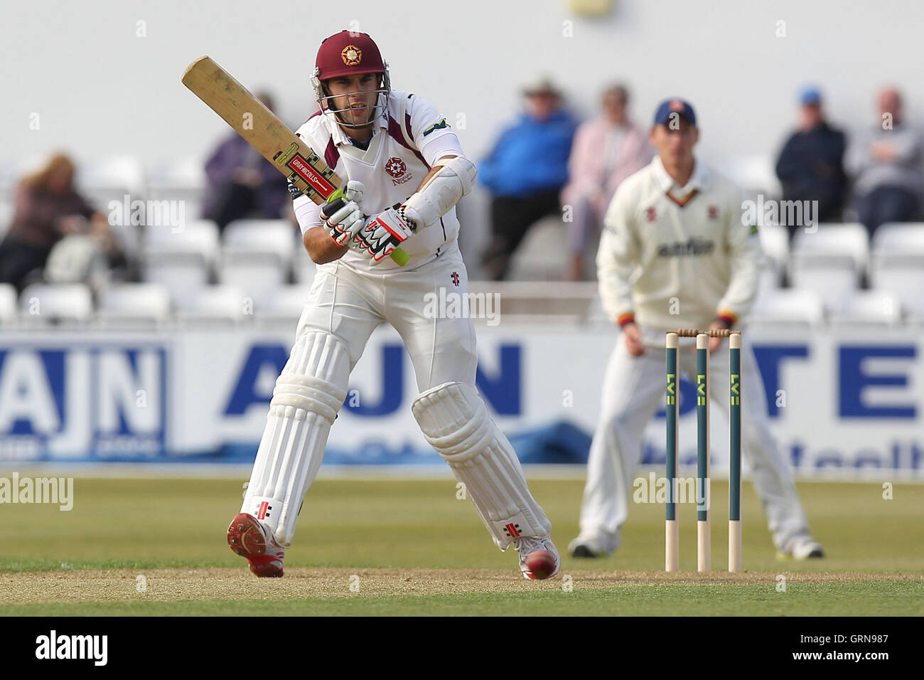 Kyle Coetzer in Aktion für Northants - Northamptonshire CCC Vs Essex CCC - LV County Championship Division zwei Cricket auf dem County Ground, Northampton - 17.04.13 zu zucken Stockfoto