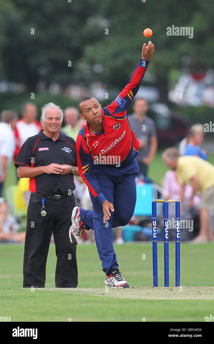 Tymal Mills Schalen Schwung für Essex - Upminster CC Vs Essex CCC - David Masters Benefizspiel Upminster Park - 09.01.13 Stockfoto