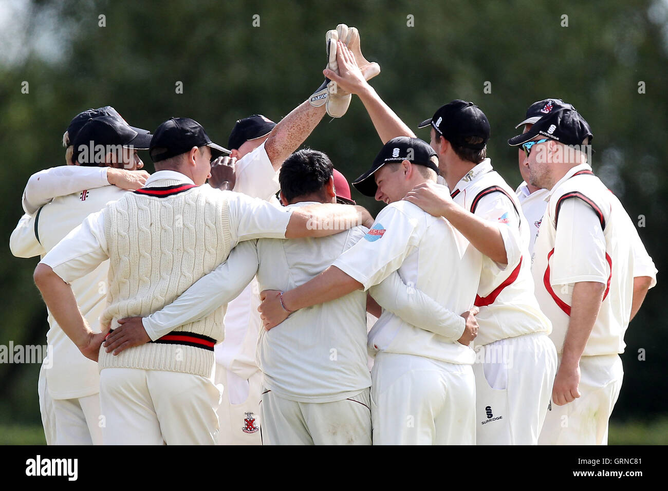 Unterstützt behaupten das siebte Horndon Wicket - Horndon-on-the-Hill CC Vs unterstützt CC - Essex Cricket Liga - 23.08.14 Stockfoto