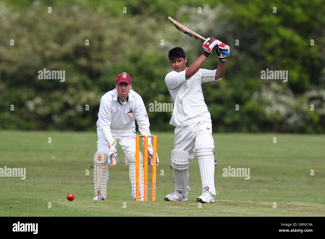 Noak Hill genießen eine nützliche Partnerschaft für das siebte Wicket - Noak Hill Taverners CC (Wimper) Vs Broomfield CC - Essex County Cricket League bei Harold Wood Park - 05.10.14 Stockfoto