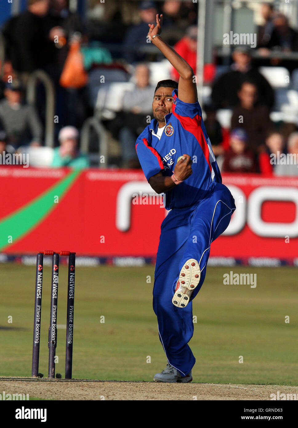 Dänischen Kaneria in bowling Aktion für Essex - Essex Adler Vs Hampshire Falken - NatWest Pro 40 Division ein Cricket im Ford County Ground, Chelmsford - 09.03.09 Stockfoto