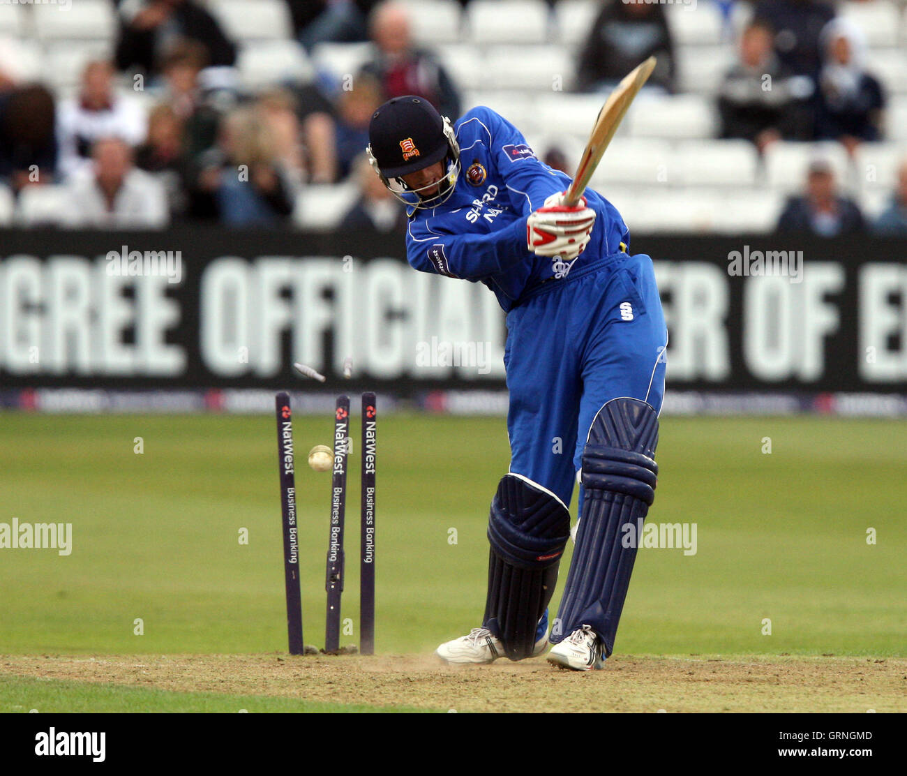 Chris Wright von Essex ist sauber rollte durch Jade Dernbach - Essex Adler Vs Surrey braunen Kappen - NatWest Pro 40 Cricket an Ford County Ground, Chelmsford, Essex - 08.05.08 Stockfoto