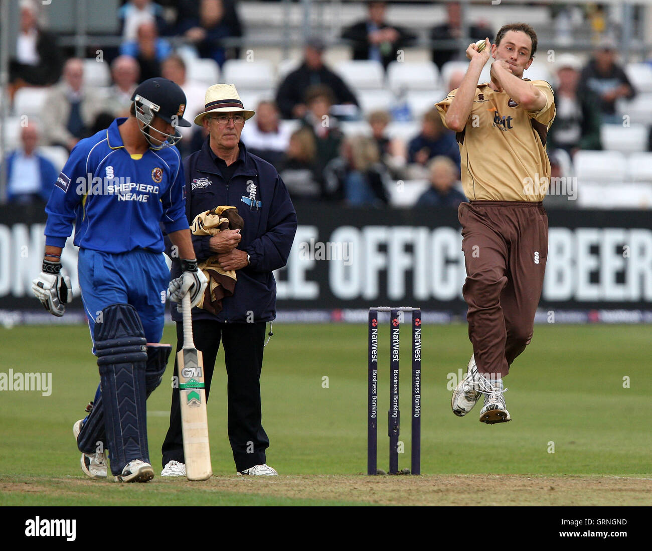 Matt Nicholson in bowling Aktion für Surrey - NatWest Pro 40 Cricket an Ford County Ground, Chelmsford, Essex - 08.05.08 Stockfoto