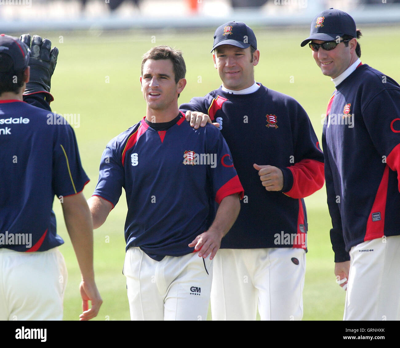 Ryan Ten Doeschate (3. rechts) ist nach der Einnahme des Wicket Surrey Schlagmann Ali Brown - Essex CCC Vs Surrey CCC - Freundschaftsspiel an Ford County Ground, Chelmsford, Essex - 04.05.07 von James Middlebrook und Ronnie Irani (rechts) gratulierte Stockfoto