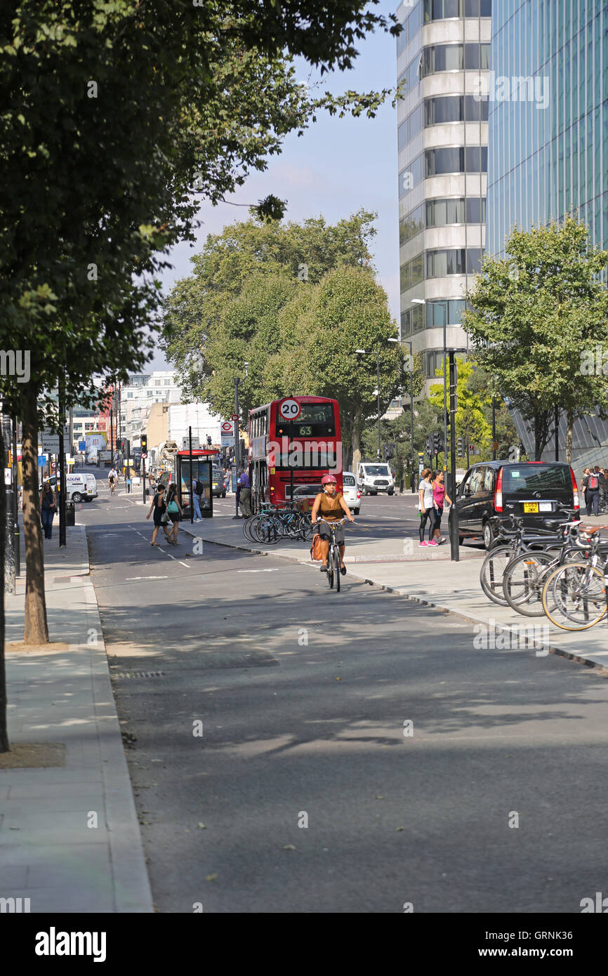 Radfahrer auf Londons neue, vollständig getrennt Nord-Süd Autobahn radeln Blackfriars Road. Stockfoto