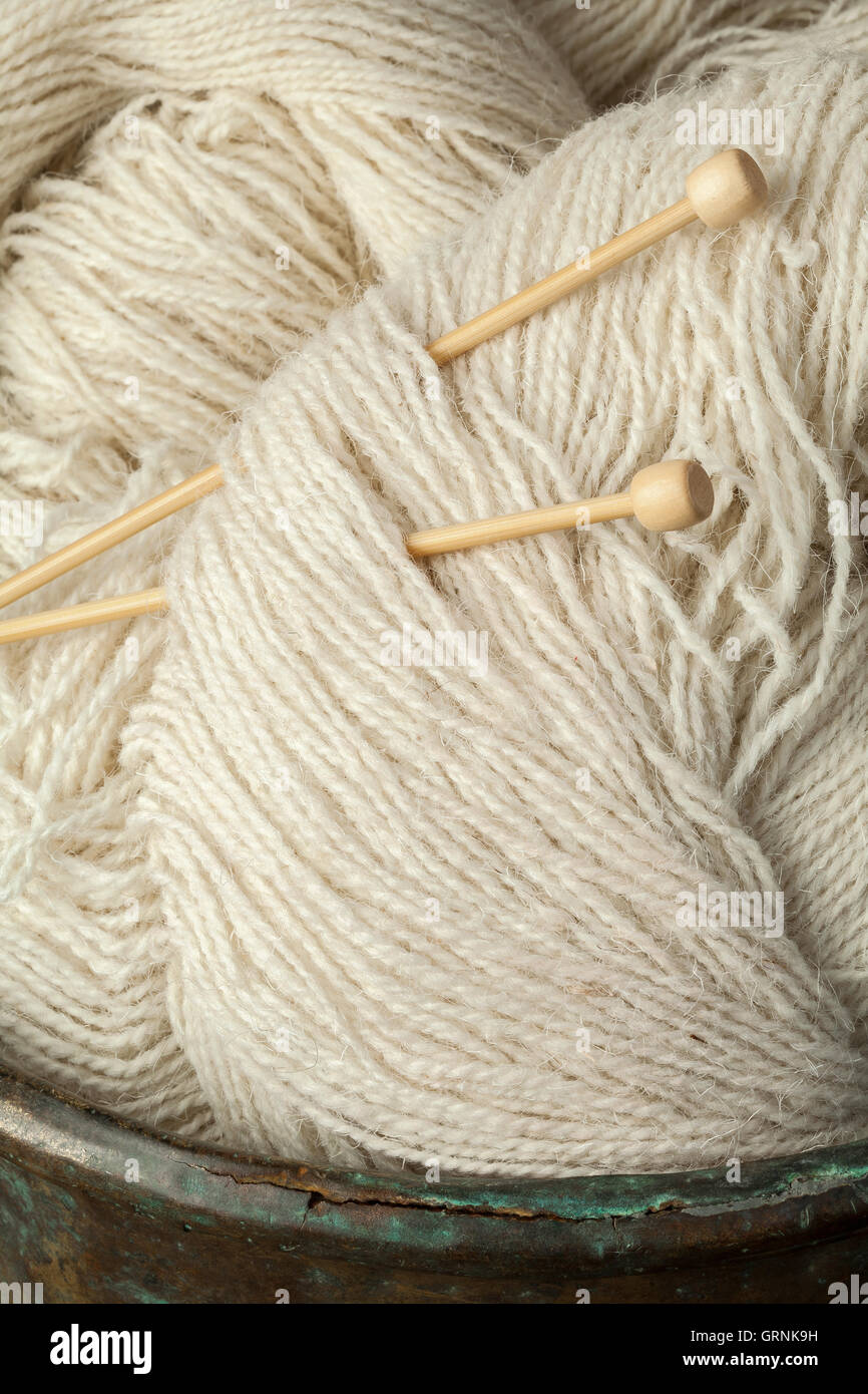 Bild der natürlichen handgefertigte weiße Schafe Wolle mit Nadeln Stockfoto