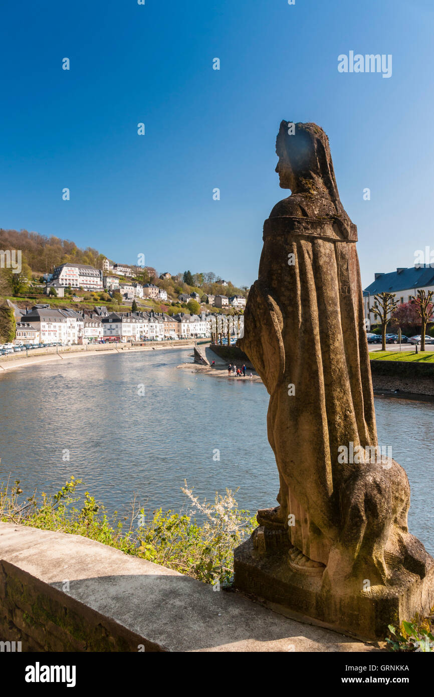 Bouillon (Belgien). eine Statue des Heiligen Frau mit Blick auf die Maas und die Stadt Stockfoto