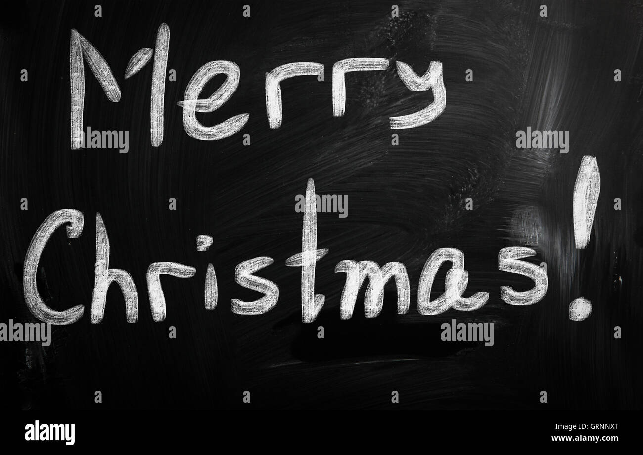 Frohe Weihnachten mit weißer Kreide auf einer Tafel handschriftliche Stockfoto