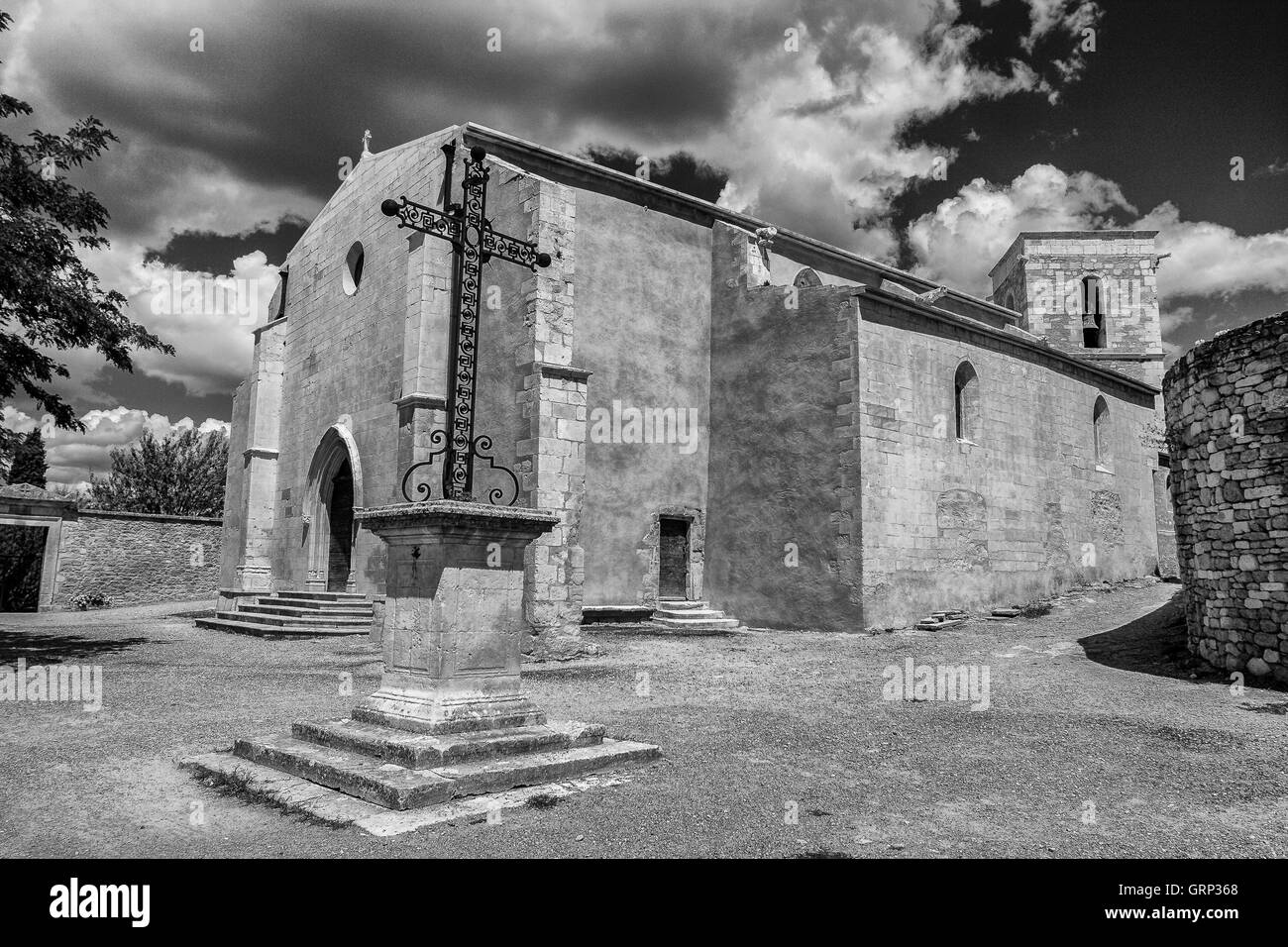 Kirche in einer kleinen Stadt in der Provence. Stockfoto