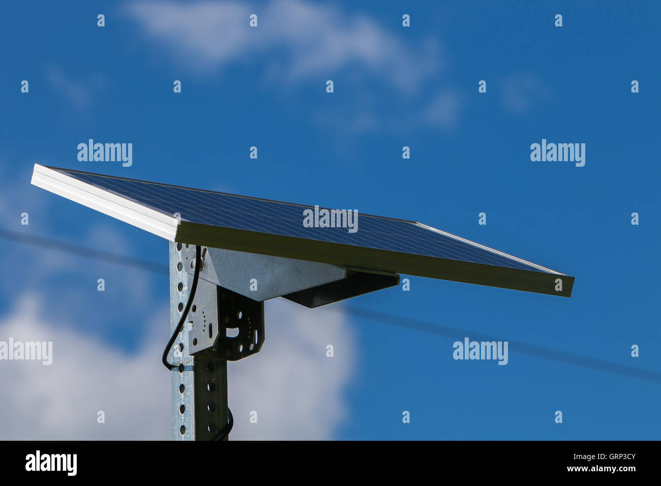 Eine kleine Solar-Panel auf eine Peilung von einer Straße Geschwindigkeit Radar. Stockfoto
