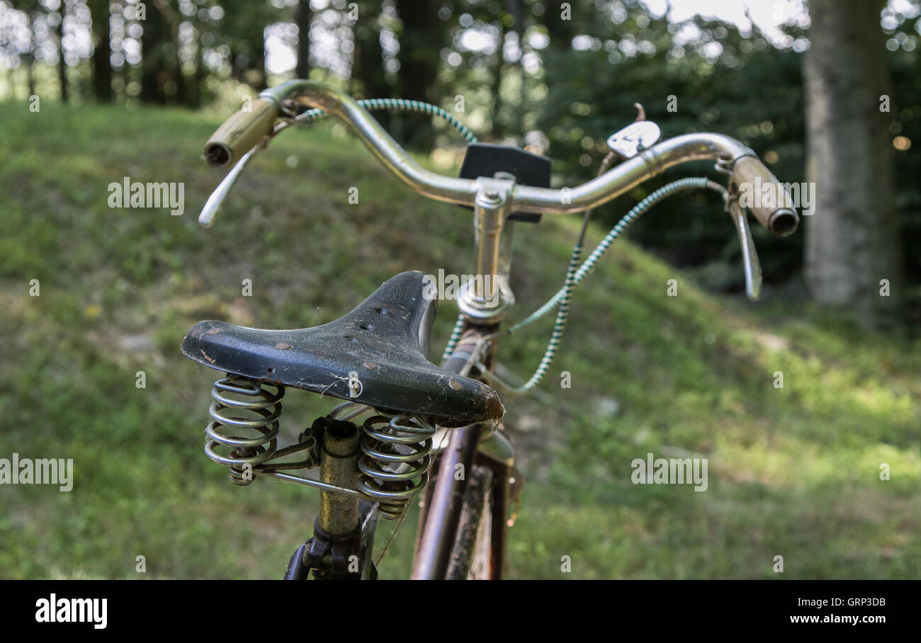 Ein altes verlassenes Fahrrad. Stockfoto