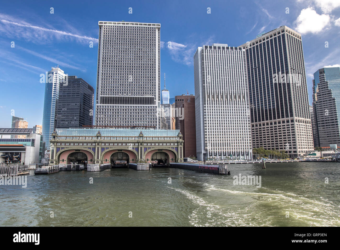 Bürogebäude der südlichen Manhattan mit Governors Island ferry andocken. Stockfoto
