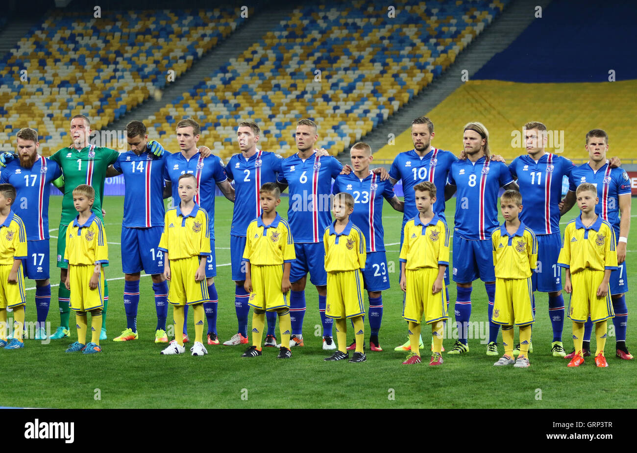 Spieler der Fußball-Nationalmannschaft von Island hören Nationalhymnen vor der FIFA WM 2018 Qualifikationsspiel gegen die Ukraine Stockfoto