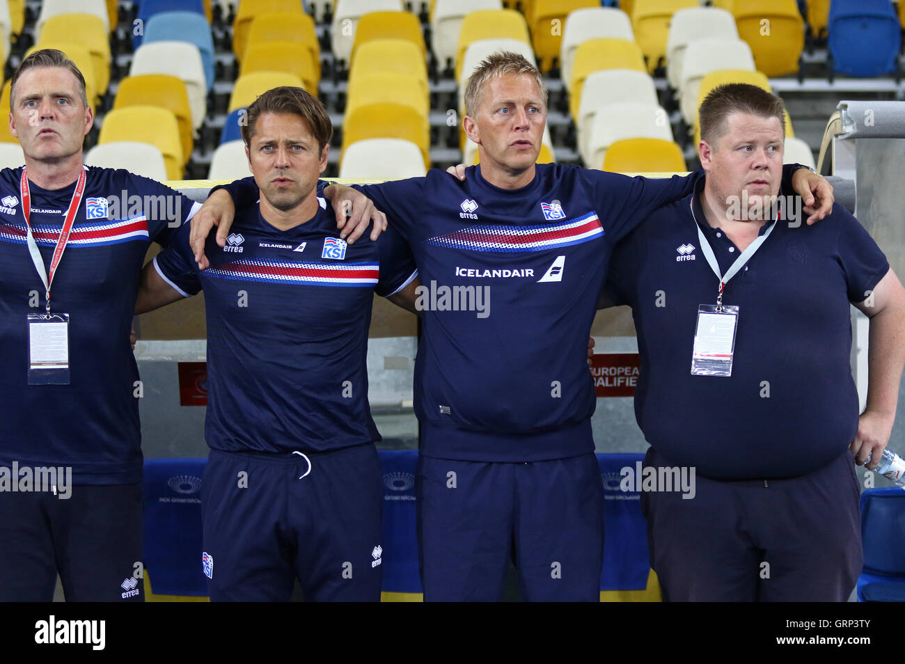 Headcoach von Island National team Heimir Hallgrimsson (2. v. R) und seine Assistenten hören Nationalhymnen Stockfoto