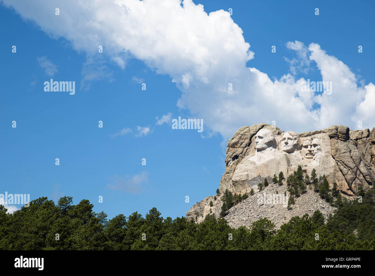 Mount Rushmore in der Ferne an einem teilweise bewölkten Tag. Stockfoto
