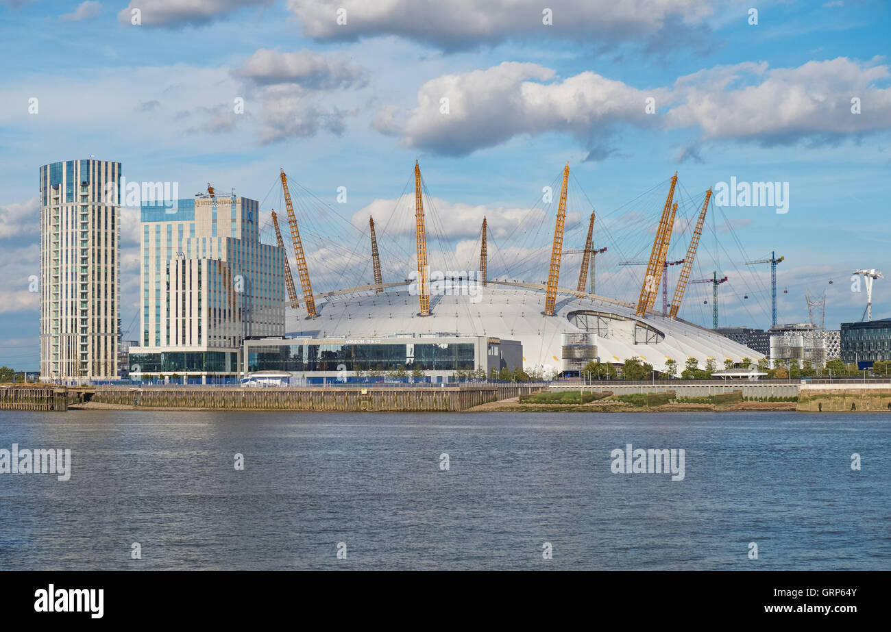 Die O2-Arena gesehen über die Themse, London England Vereinigtes Königreich UK Stockfoto