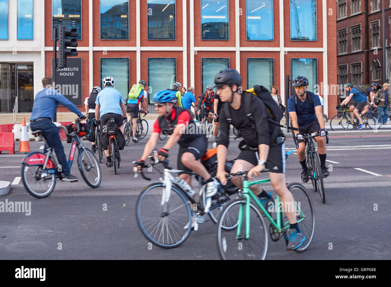 Radfahrer auf dem Cycle Superhighway 3, Cycleway 3 in der Nähe der Blackfriars Bridge, London England Großbritannien Stockfoto