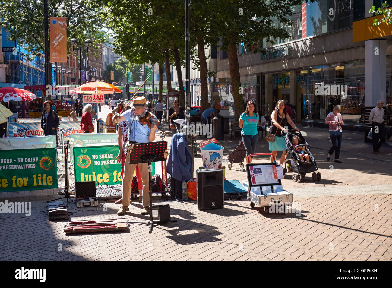 Busker unterhält Einkäufer an der Fußgängerzone North End in Croydon, London England Vereinigtes Königreich Großbritannien Stockfoto
