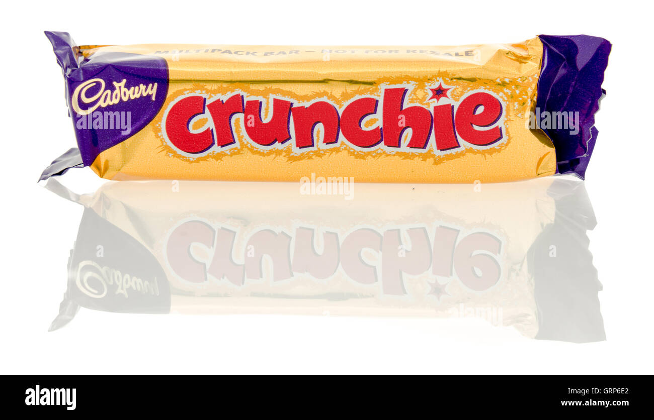 Winneconne, Wisconsin - 23. Juli 2016: Cadbury Crunchie Schokoriegel auf einem isolierten Hintergrund. Stockfoto