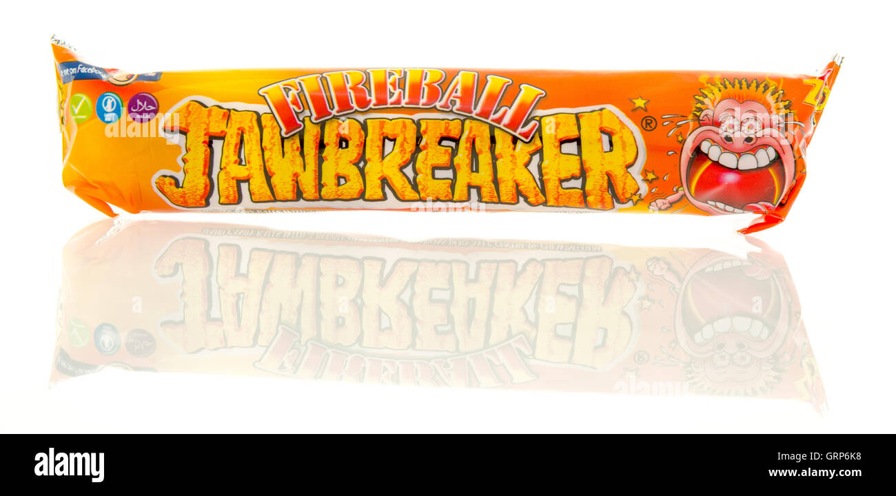 Winneconne, Wisconsin - 23. Juli 2016: Feuerball Jawbreaker Süßigkeiten auf einem isolierten Hintergrund. Stockfoto