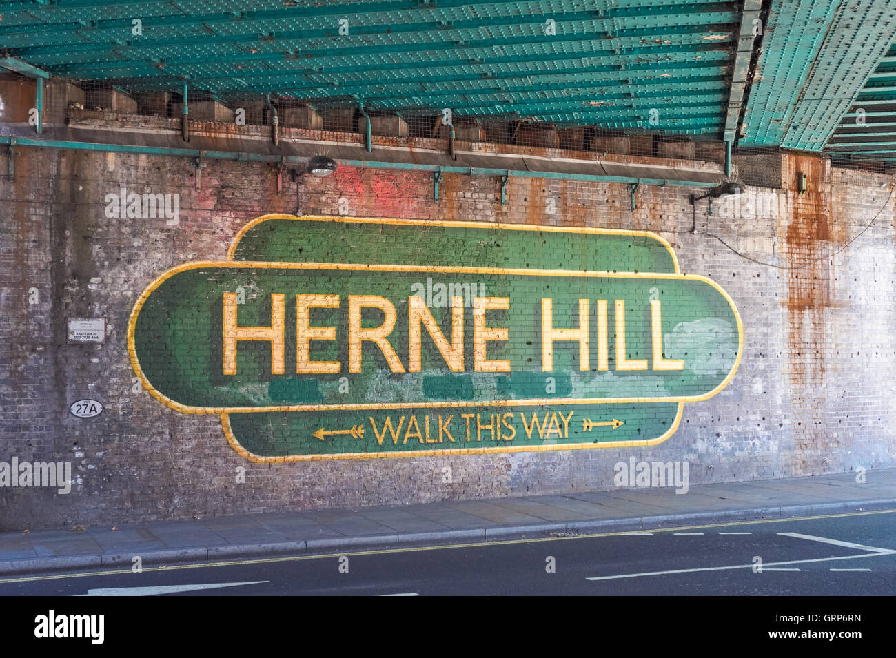 Herne Hill Zeichen unter Eisenbahnbrücke, Herne Hill, London England Vereinigtes Königreich UK Stockfoto